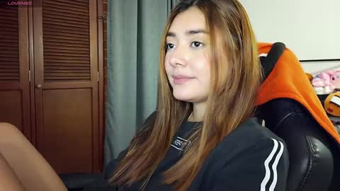 Snapshot of lilith_cruzz chatting on October 23, 5:07 am Lilith online show from October 23, 5:07 am