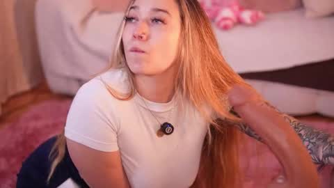 Snapshot of lilith_gray9 chatting on December 16, 3:44 am Lilith Gray online show from December 16, 3:44 am