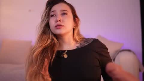 Snapshot of lilith_gray9 chatting on December 17, 4:18 am Lilith Gray online show from December 17, 4:18 am