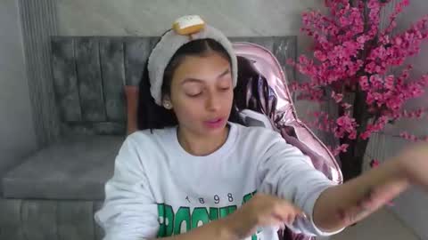 Snapshot of lilith_petit_sub chatting on January 17, 12:52 pm Lilith online show from January 17, 12:52 pm