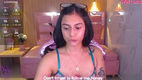 Snapshot of lilith_petit_sub chatting on March 4, 9:29 am Lilith online show from March 4, 9:29 am