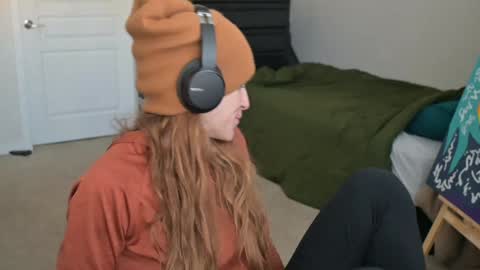 L online show from December 13, 4:49 pm