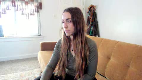 L online show from November 10, 4:17 pm