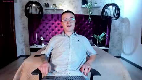 Snapshot of liljames_ chatting on November 22, 6:07 pm Lil James online show from November 22, 6:07 pm