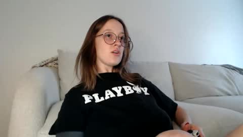 Snapshot of liljbby chatting on November 17, 10:15 pm Jay please help me reach 50 thumbs up online show from November 17, 10:15 pm