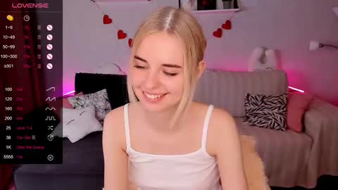 Snapshot of lillian_shine chatting on December 5, 12:03 pm Lillian online show from December 5, 12:03 pm