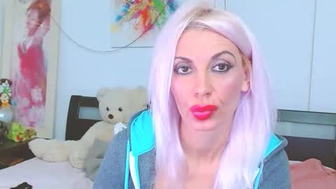 Lara online show from October 3, 8:06 pm