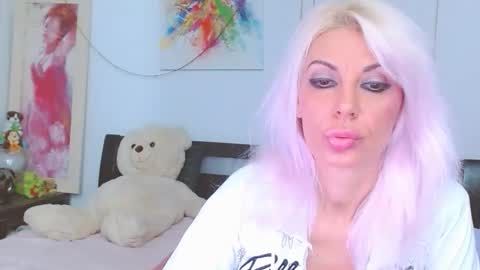 Lara online show from November 16, 7:30 pm