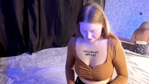 Snapshot of lillie_berry chatting on October 2, 5:14 am lillie_berry online show from October 2, 5:14 am