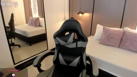 L I L L Y online show from November 8, 12:16 pm