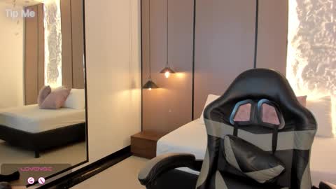 L I L L Y online show from January 8, 12:29 pm