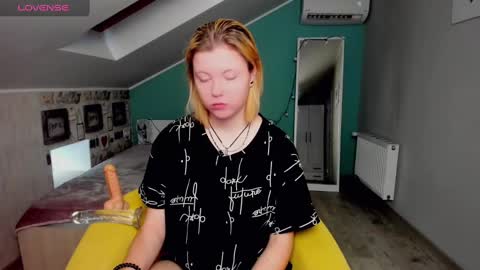 Snapshot of lillydepp chatting on December 19, 1:07 pm Lilly Depp online show from December 19, 1:07 pm