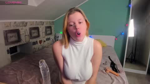 Snapshot of lillydepp chatting on December 19, 9:28 pm Lilly Depp online show from December 19, 9:28 pm