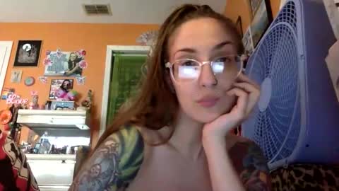 hi guys im back on here 3 online show from April 12, 8:03 pm