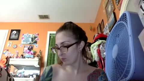 hi guys im back on here 3 online show from April 15, 9:04 pm