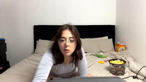 Snapshot of liloshroxy chatting on February 24, 2:19 am Roxy online show from February 24, 2:19 am