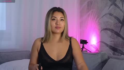 Snapshot of lily_foster_ chatting on December 6, 5:42 am Lily online show from December 6, 5:42 am