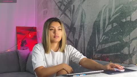 Snapshot of lily_foster_ chatting on January 1, 6:26 am Lily online show from January 1, 6:26 am