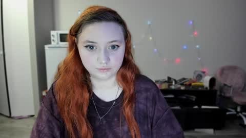 Snapshot of lily_shamy chatting on December 18, 6:35 pm Alice online show from December 18, 6:35 pm