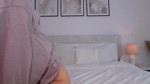 Snapshot of lilyroselyn chatting on February 10, 9:14 am Lily online show from February 10, 9:14 am