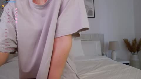 Snapshot of lilyroselyn chatting on March 7, 8:45 am Lily online show from March 7, 8:45 am