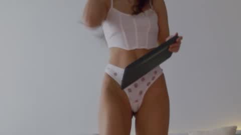 Snapshot of lilyroselyn chatting on October 15, 10:48 am Lily online show from October 15, 10:48 am