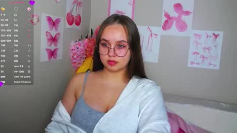Snapshot of lilysweet13 chatting on September 26, 9:46 am Lily online show from September 26, 9:46 am