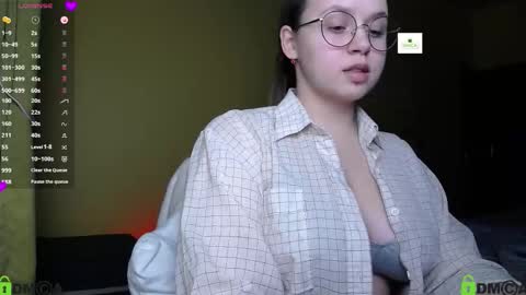 Snapshot of lilysweet13 chatting on October 19, 12:06 pm Lily online show from October 19, 12:06 pm