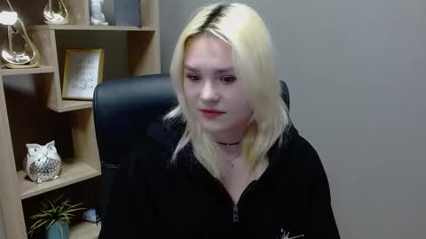 Snapshot of lilysweetxo chatting on February 3, 8:52 am Lily online show from February 3, 8:52 am