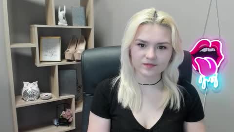 Snapshot of lilysweetxo chatting on February 25, 2:48 pm Lily online show from February 25, 2:48 pm