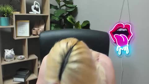 Snapshot of lilysweetxo chatting on March 4, 7:25 am Lily online show from March 4, 7:25 am