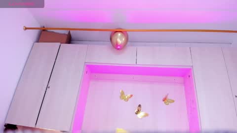 lilywhitee1 online show from April 11, 7:45 am