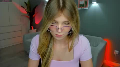 Lina online show from December 15, 1:59 pm