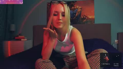 Snapshot of linda_roxy chatting on March 2, 5:25 pm Linda online show from March 2, 5:25 pm