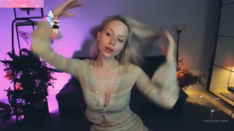 Snapshot of linda_roxy chatting on November 5, 8:42 pm Linda online show from November 5, 8:42 pm