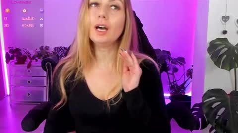 Linda  --  online show from February 15, 9:48 pm