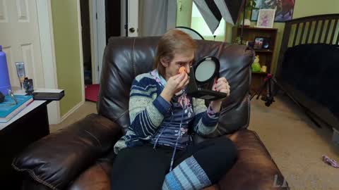 Snapshot of linzy19 chatting on January 8, 6:52 pm Linzy19 online show from January 8, 6:52 pm