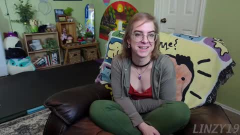 Snapshot of linzy19 chatting on February 13, 5:54 pm Linzy19 online show from February 13, 5:54 pm