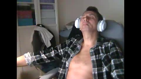 Snapshot of liongr69 chatting on December 24, 9:06 am liongr69 online show from December 24, 9:06 am