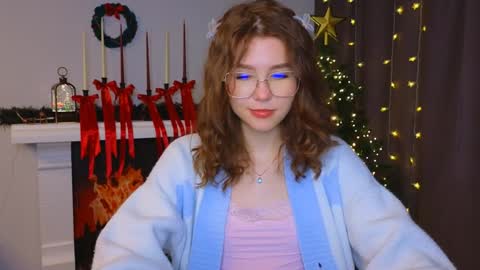 Snapshot of lisa_roses chatting on December 23, 12:14 am Lisa online show from December 23, 12:14 am