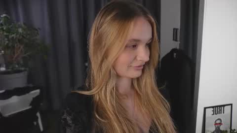 Snapshot of lisa_schiele chatting on October 21, 8:20 pm Elisabeth or Lisa online show from October 21, 8:20 pm