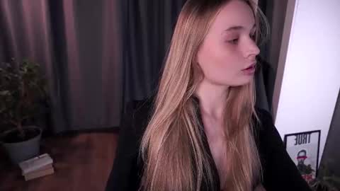 Snapshot of lisa_schiele chatting on November 2, 8:44 pm Elisabeth or Lisa online show from November 2, 8:44 pm