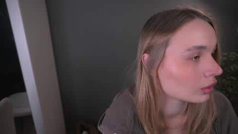 Snapshot of lisa_schiele chatting on December 18, 8:26 pm Elisabeth or Lisa online show from December 18, 8:26 pm