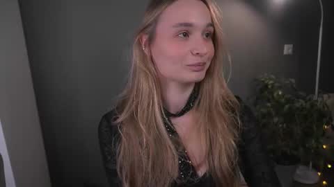 Snapshot of lisa_schiele chatting on December 19, 8:38 pm Elisabeth or Lisa online show from December 19, 8:38 pm