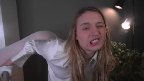 Snapshot of lisa_schiele chatting on December 22, 8:28 pm Elisabeth or Lisa online show from December 22, 8:28 pm