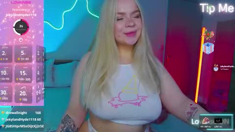 Snapshot of lisacandy1 chatting on December 18, 4:02 pm Lisa online show from December 18, 4:02 pm