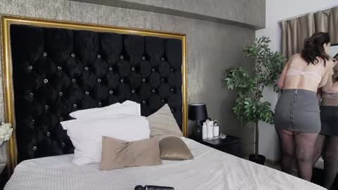 Snapshot of lisacroft chatting on February 8, 6:54 am lisacroft online show from February 8, 6:54 am