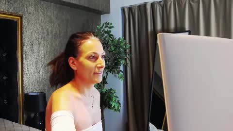 Snapshot of lisacroft chatting on February 12, 5:58 am lisacroft online show from February 12, 5:58 am