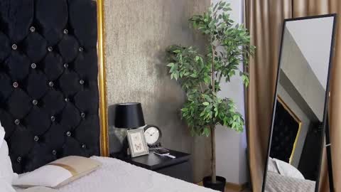 Snapshot of lisacroft chatting on February 26, 6:15 am lisacroft online show from February 26, 6:15 am