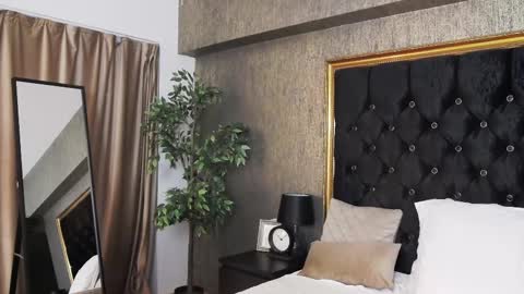 Snapshot of lisacroft chatting on March 5, 5:50 am lisacroft online show from March 5, 5:50 am